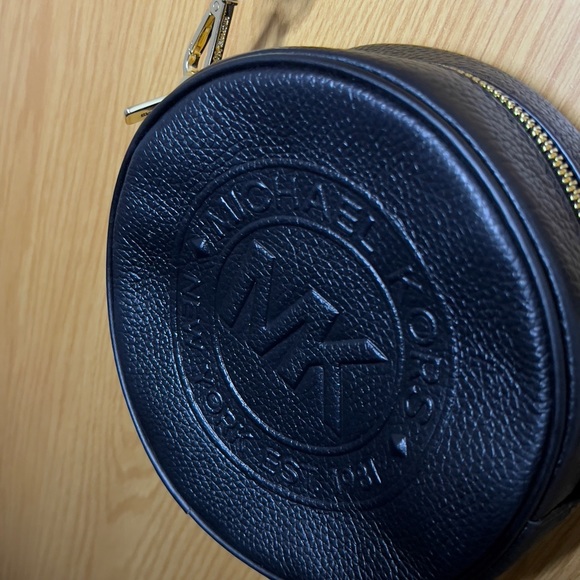 Beautiful black crossbody purse. - Picture 4 of 4